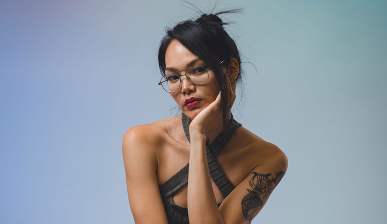 Local Musician Acari Joins the Island Party at MITP